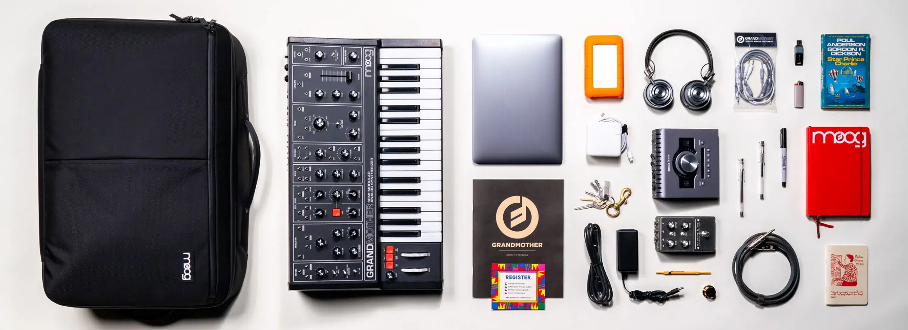 Équipements Moog Audio : synthétiseur, ordinateur, casque, interface audio, câbles, carnets et accessoires.